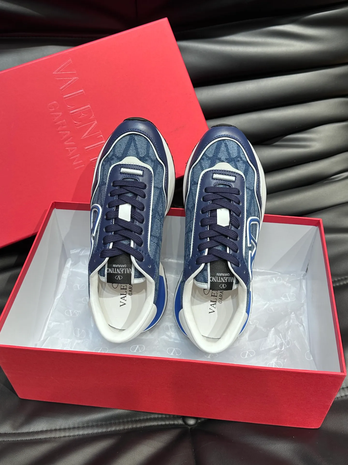 P540💰 Product trademark: VALENTINO "Valentino" Regular size: 38-44 [45 customized] Product materials: Warren men's casual sports shoes, made of multi-material splicing, calf leather stitched with suede cowhide, fabric mesh upper, fabric tongue decorated with brand badge, rubber rivet decorative details on the heel, rivet rubber outsole, non-slip, wear-resistant and shock-absorbing, pure cotton inner foot pad, comfortable and breathable, comes with original box packaging bag!